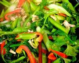 Hình bước làm 3 của món Cần tây, ớt chuông xào thịt gà