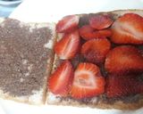 A picture of step 3 of Chocalate straberry sandwich.