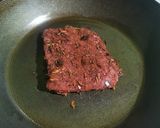 Foto del paso 6 de la receta: Medallón de res con costra de chapulínes y chiles secos