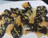 A picture of step 5 of Chocolate dipped potato chips.