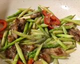 Foto langkah ke 4 dari resep Asparagus Tumis Ayam.