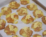 Foto langkah ke 2 dari resep Garlic Butter Smashed Baby Potatoes Yogurt Sauce.