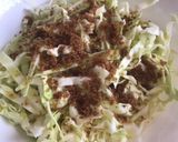 Foto del paso 2 de la receta: Ensalada de col con azúcar moreno