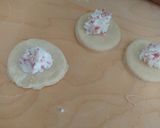 Foto del passaggio 3 della ricetta Focaccelle ripiene di ricotta e salame.. Fritte