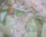 Foto langkah ke 3 dari resep Sop sayur bakso.