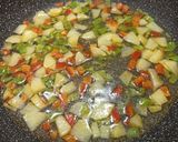 Foto del paso 3 de la receta: Revuelto de merluza con pimientos y patata