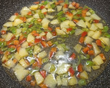 Foto del paso 3 de la receta: Revuelto de merluza con pimientos y patata