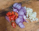 Foto langkah ke 3 dari resep Tumis Sawi Tahu Sederhana.
