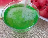 A picture of step 1 of Gummybear apple soda.
