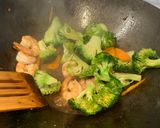 A picture of step 5 of Stir fried broccoli, carrot and prawns with mixed jasmine rice and riceberry 🦐 🥕 🥦.