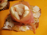 Bruschette con fichi nel turbante di crudo  e  con pesche su letto di burrata e Bresaola