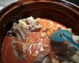 Foto del paso 5 de la receta: Acelgas con papas y chuletas de cerdo en salsa de jitomate