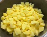 Une image de l'étape 2 de Purée de pommes de terre au gingembre, ail, curcuma et coriandre.