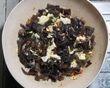 Foto langkah ke 4 dari resep Mie Goreng Jamur Kuping.
