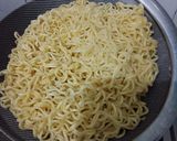 Foto langkah ke 1 dari resep Mie goreng sosis sayur.