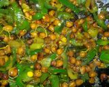 A picture of step 3 of Ankurit chana aur shimla mirch ka bhujia.