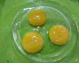 صورة لخطوة 2 من وصفة فريت اوملت بالمعدنوس 🥚🍟☘️