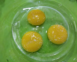 صورة لخطوة 2 من وصفة فريت اوملت بالمعدنوس 🥚🍟☘️
