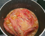 Foto del paso 3 de la receta: Alubias con calamares y gambas