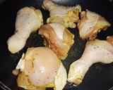 Foto del paso 2 de la receta: Muslo de pollo al ajillo con pasas y pasta de tomate