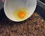 Foto del paso 2 de la receta: Revuelto de morcilla de León con sofrito de cebolla y pasas sobre cama de patatas paja