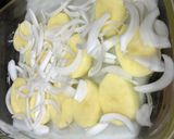 Foto del paso 3 de la receta: Filetes de lubina al horno con cebolla patata tomate natural y aderezo Vidalim