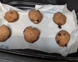 Foto del paso 4 de la receta: Galletitas de banana, chocolate y arándanos, sin azúcar y sin tacc