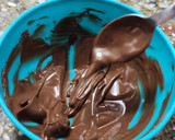 Foto del paso 11 de la receta: 🍰🍫 Torta húmeda con ganache de dulce de leche, chantilly con hilos de chocolate 🍫🍰