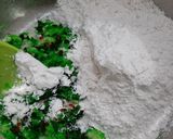 Foto langkah ke 2 dari resep Kerupuk Nasi Hijau.