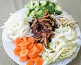 Foto del paso 3 de la receta: Fideos de arroz con verduras y salsa yakiniku