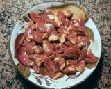 Foto del paso 3 de la receta: Corazones de pollo aliñados con patatas fritas