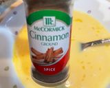Gambar langkah 1 resipi Cinnamon French Toast.