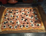 Foto del paso 7 de la receta: Pizza familiar rectangular con pavo y atún