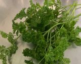 Une image de l'étape 2 de Sauce salade épicée à l'oignon rouge et persil.