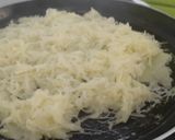 صورة لخطوة 3 من وصفة اوملات البطاطا 🥚🥔المبشورة🤤