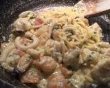 A picture of step 3 of Seafood Pasta with White Sauce.