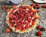 Foto del passaggio 5 della ricetta Crostata con frutta fresca e crema al profumo di limone