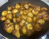 A picture of step 5 of Baby potatoes fry.