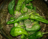Foto del paso 1 de la receta: Pimientos del padrón sin freír