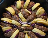 Paradicsomszószban sült kofta és burgonya mediterrán módra recept fázis 5 fotója