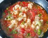 Foto del paso 4 de la receta: Coliflor con postas de pescado en salsa de tomate, puerro y espárragos