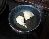 Foto del paso 2 de la receta: Muslo de pollo cocido y frito con salteado de verduras