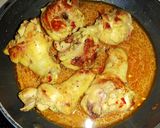 Foto del paso 4 de la receta: Muslo de pollo al ajillo con pasas y pasta de tomate