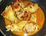 Foto del paso 4 de la receta: Muslo de pollo al ajillo con pasas y pasta de tomate
