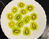 Foto del paso 1 de la receta: Tarta fría de kiwi 🥝 con nata y pasas