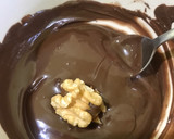 Foto del paso 3 de la receta: Nueces rellenas de dulce de leche y bañadas en chocolate
