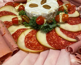 Foto del paso 2 de la receta: Charola de quesos y carnes frías