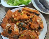 Foto langkah ke 4 dari resep Balado Ikan Tenggiri Daun Kari.