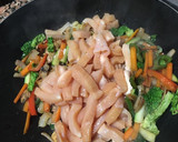 Foto del paso 2 de la receta: Fideos chinos (verduras pollo y gambitas)