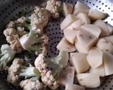 A picture of step 3 of Fish curry with potatoes and cauliflower.